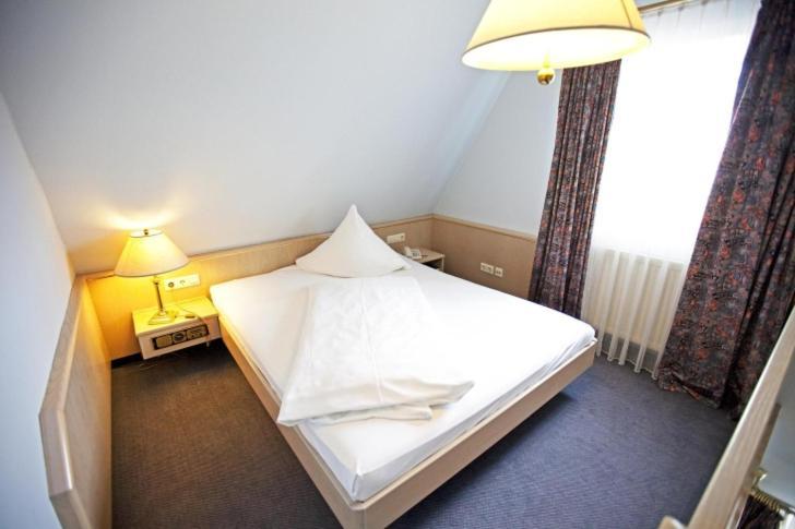 Hotel Hirsch Leonberg Bagian luar foto
