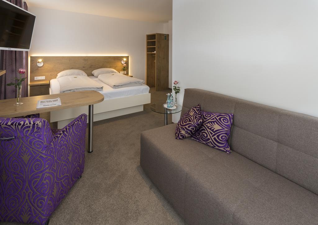 Hotel Hirsch Leonberg Bagian luar foto